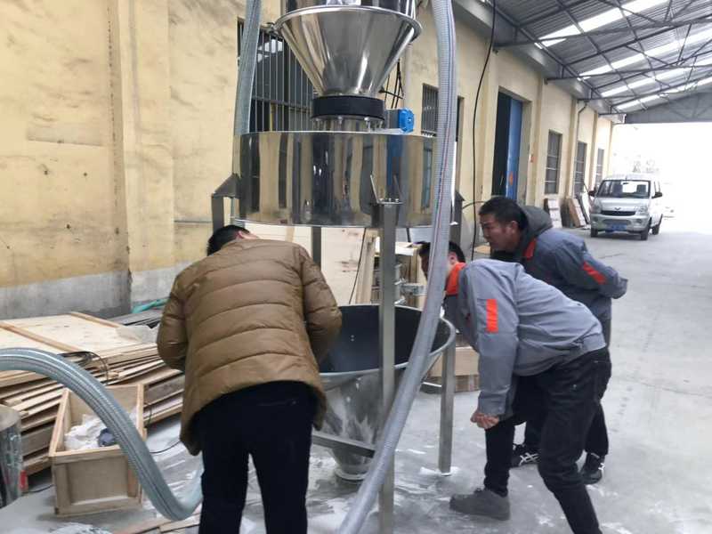 客戶親臨現(xiàn)場試機-真空上料機